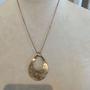 Brighton Retired Diva Daisy Long Pendant